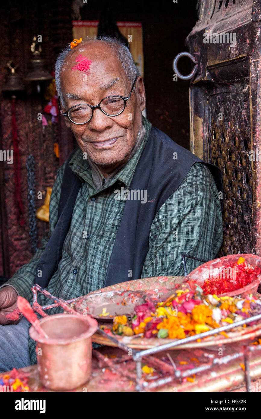 Nepal, Patan.  Heiliger Mann in einem Hindu-Tempel mit einem Tilak auf seiner Stirn Kumkuma Pulver und Reis Körner, ein Symbol der Hingabe. Stockfoto