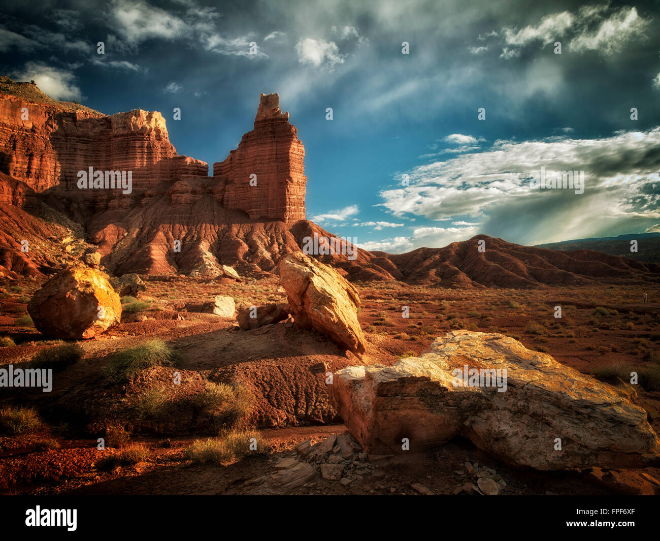 Chimney Rock mit Felsen und Wolken. Capitol Reef National Park, Utah Stockfoto