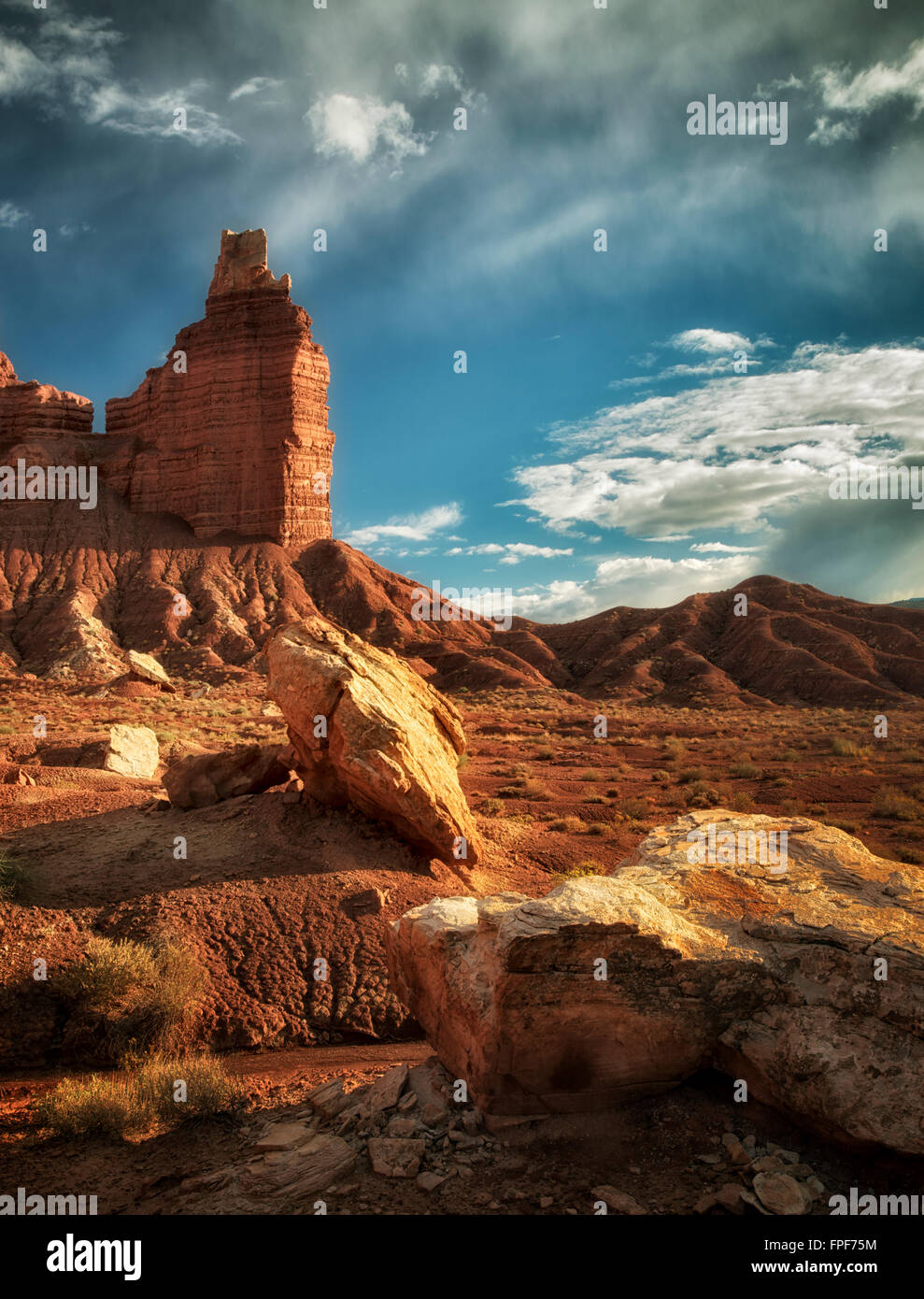 Chimney Rock mit Felsen und Wolken. Capitol Reef National Park, Utah Stockfoto