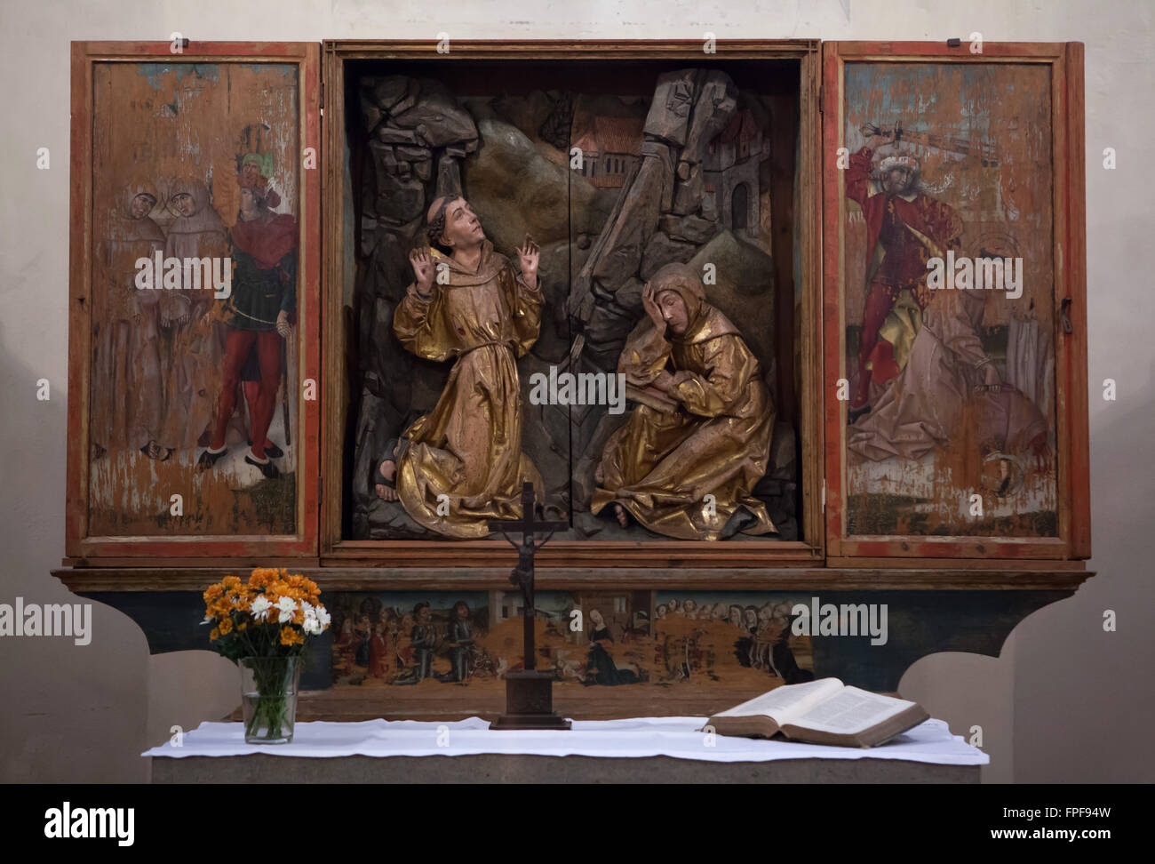 Franz von Assisi die Stigmata empfangen. Saint Francis Altarpiece des deutschen Bildhauers Tilman Riemenschneider mit Seitenflügeln des deutschen Malers Martin Schwarz in der Franziskanerkirche in Rothenburg Ob der Tauber, Franken, Bayern, Mitteldeutschlands. Das Martyrium der Franziskaner in Marokko ist auf den Seitenflügeln abgebildet. Stockfoto