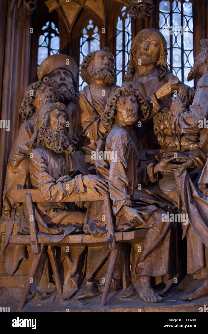 Judas Iskariot besucht das letzte Abendmahl. Detail der Mitteltafel des Heiligen Blutes Altarbild (1500-1505) des deutschen Bildhauers Tilman Riemenschneider in St. Jakobskirche in Rothenburg Ob der Tauber, Franken, Bayern, Mitteldeutschlands. Judas Iskariot wird in den Vordergrund, wir freuen uns dargestellt. Stockfoto Judas Iskariot besucht das letzte Abendmahl. Detail der Mitteltafel des Heiligen Blutes Altarbild (1500-1505) des deutschen Bildhauers Tilman Riemenschneider in St. Jakobskirche in Rothenburg Ob der Tauber, Franken, Bayern, Mitteldeutschlands. Judas Iskariot wird in den Vordergrund, wir freuen uns dargestellt. Stockfoto