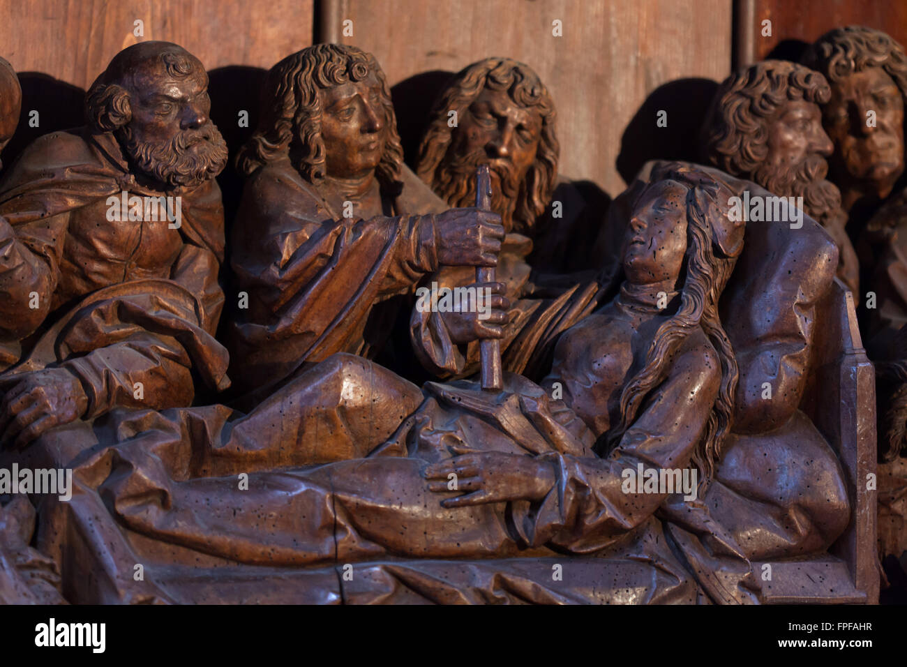Dormition der Jungfrau Maria. Predella Panel des Maria Krönung Altarbild von Workshop des deutschen Bildhauers Tilman Riemenschneider in St. Jakobskirche in Rothenburg Ob der Tauber, Franken, Bayern, Mitteldeutschlands. Stockfoto Dormition der Jungfrau Maria. Predella Panel des Maria Krönung Altarbild von Workshop des deutschen Bildhauers Tilman Riemenschneider in St. Jakobskirche in Rothenburg Ob der Tauber, Franken, Bayern, Mitteldeutschlands. Stockfoto