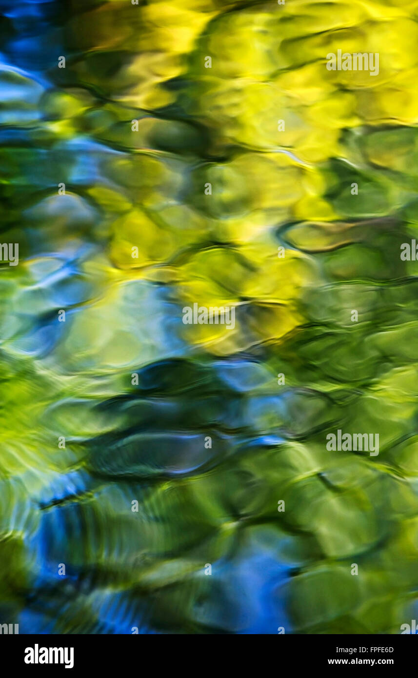 Bunte abstrakte Flüssigwasser Reflexion Stockfoto
