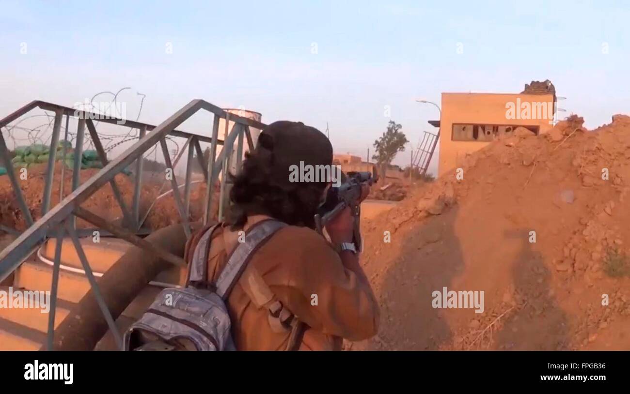Ein ISIS-Propaganda-Video zeigt angeblich islamischen Staat militanten während einer Schlacht gegen einen syrischen militärischen Position entlang der Grenze von Syrien in einem Gebiet beschrieben als Welaayat al-Khayr 13. Januar 2016 in der Nähe von Deir Ez-Zor, Syrien und Irak. Stockfoto