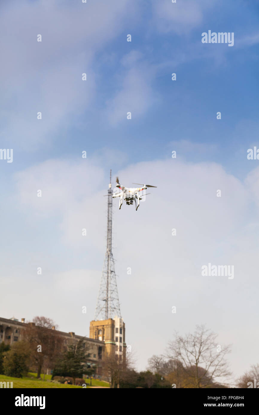Quadrocopter Drohne am Himmel schwebt vor Alexandra Palace und die BBC-Sendemast in Nord-London, England Stockfoto