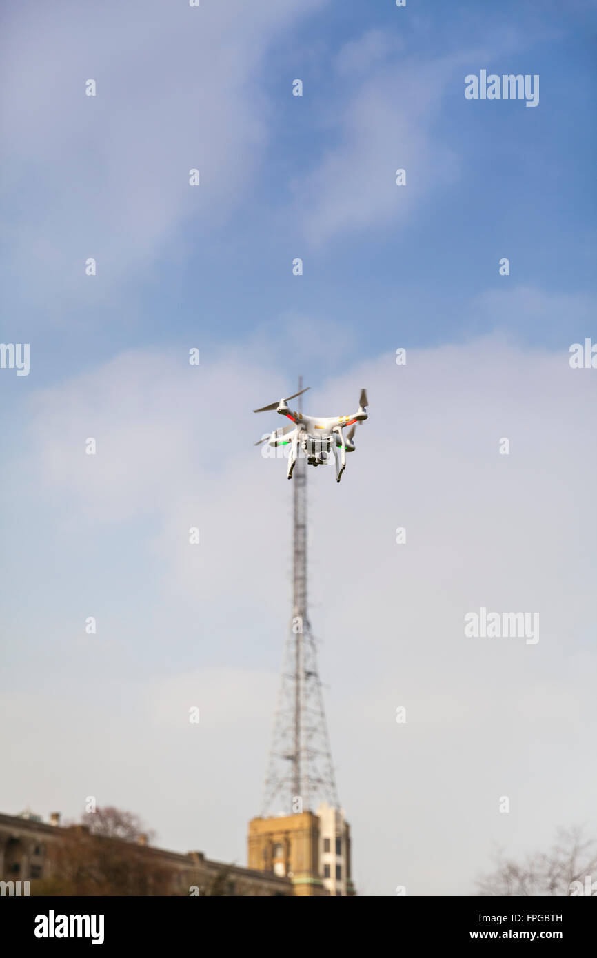Quadrocopter Drohne am Himmel schwebt vor Alexandra Palace und die BBC-Sendemast in Nord-London, England Stockfoto