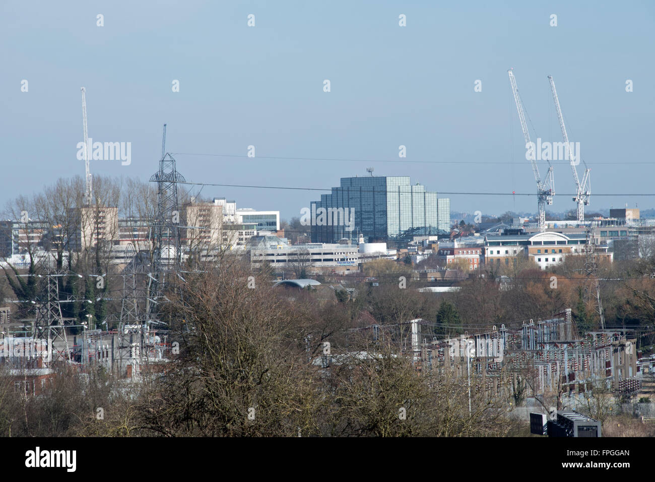 Eine Ansicht von Uxbridge, Westlondon, genommen von den grünen Feldern des nahe gelegenen Iver Heath in Buckinghamshire Stockfoto