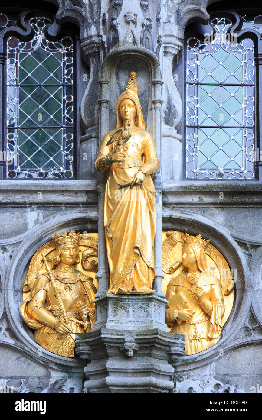 Goldene Statuen an der Fassade der Basilika des Heiligen Blutes in Brügge, Belgien Stockfoto