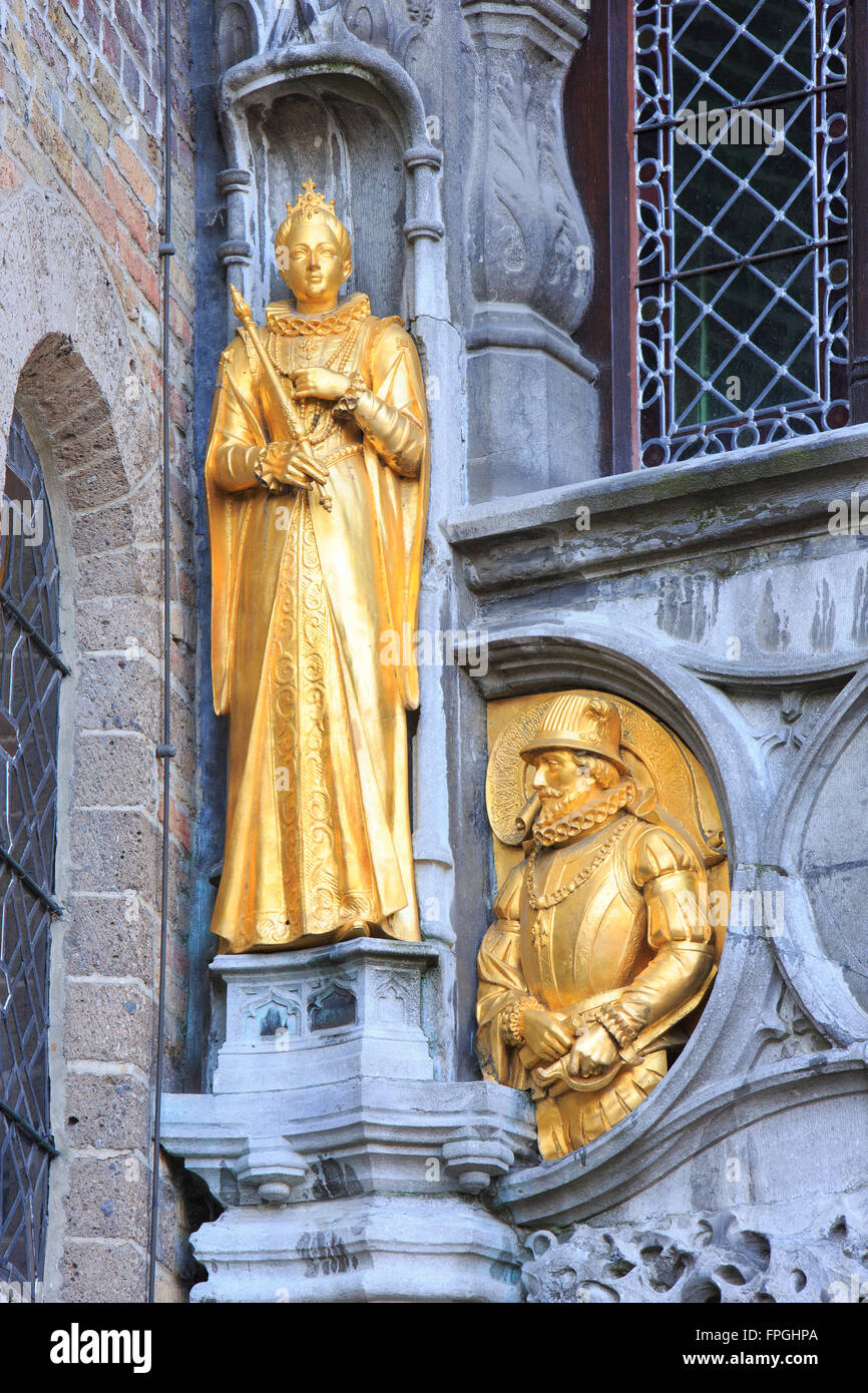 Goldene Statuen an der Fassade der Basilika des Heiligen Blutes in Brügge, Belgien Stockfoto