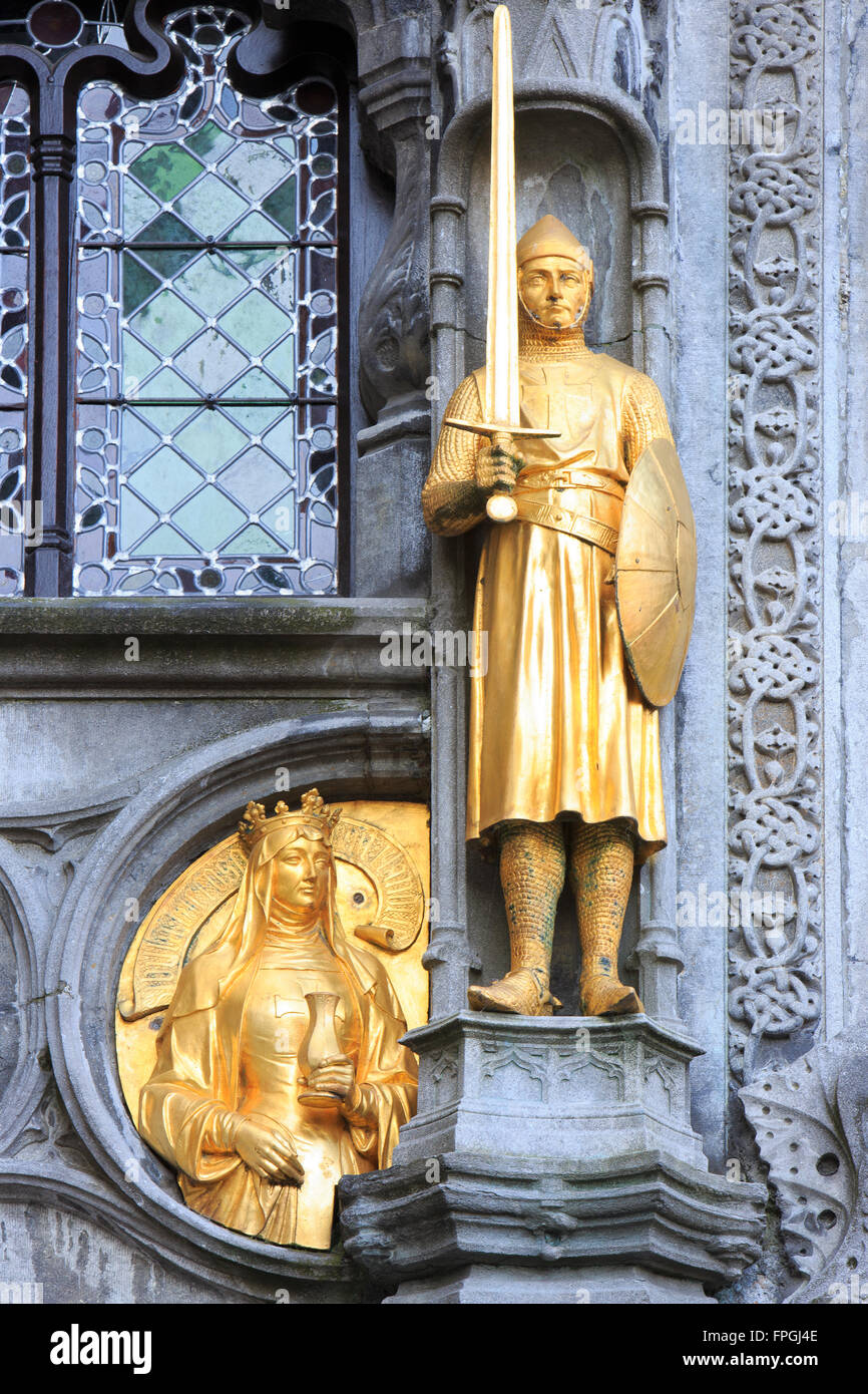 Goldene Statuen von einem Ritter und Burgfräulein auf der Fassade der Basilika des Heiligen Blutes in Brügge, Belgien Stockfoto