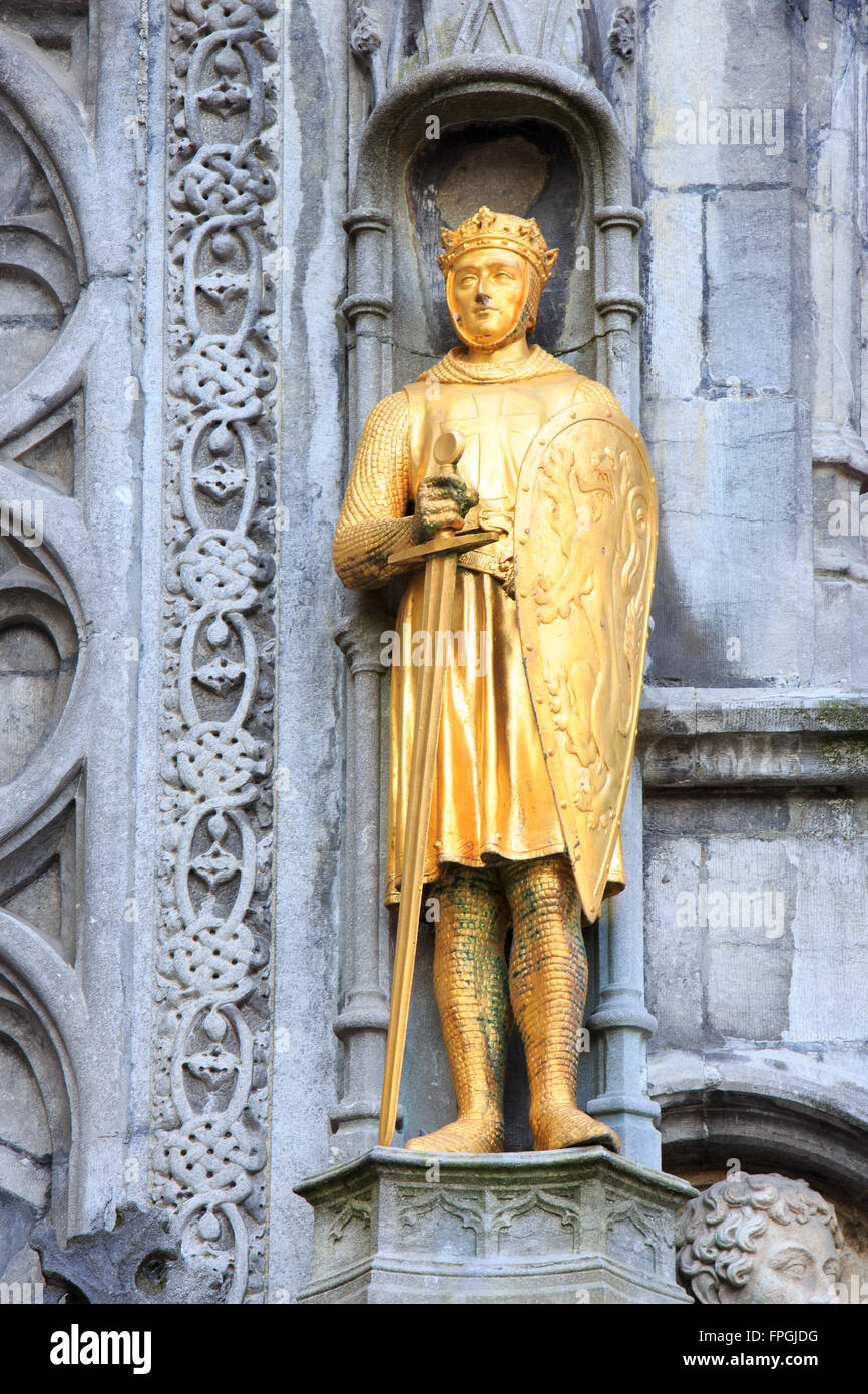 Goldene Statue eines Ritters an der Fassade der Basilika des Heiligen Blutes in Brügge, Belgien Stockfoto