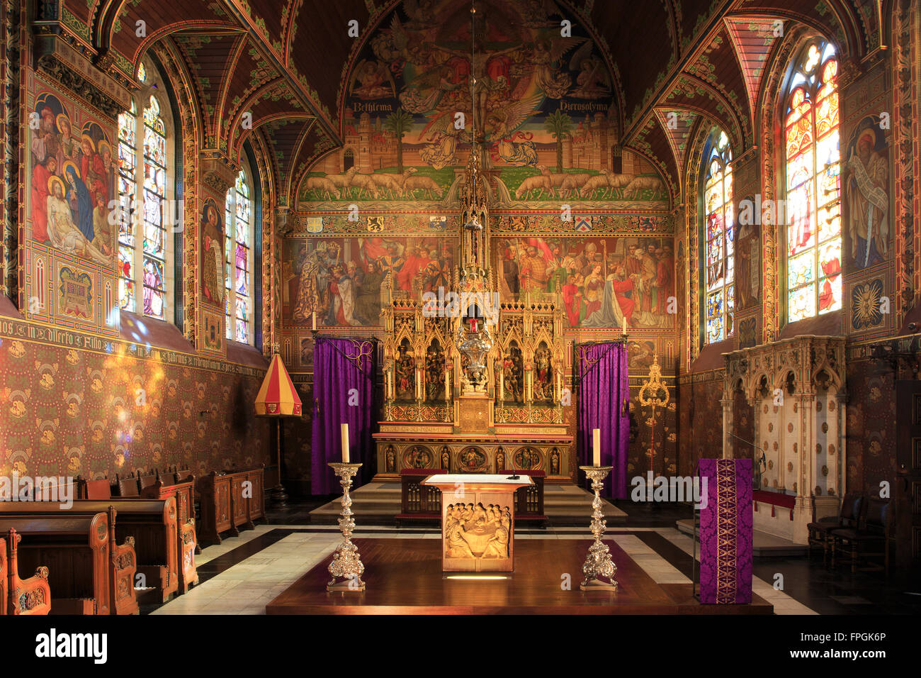 Hauptaltar der Basilika des Heiligen Blutes in Brügge, Belgien Stockfoto