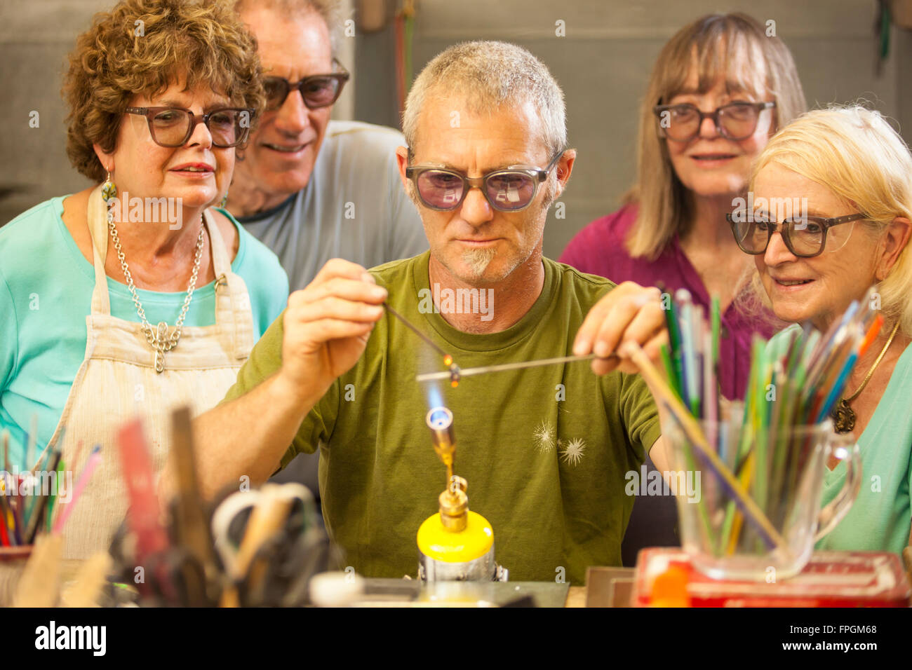 Glas Bead Künstler David Rosen arbeitet auf eine neue Perle, Santa Barbara City College Center für lebenslanges Lernen, Goleta, Kalifornien Stockfoto