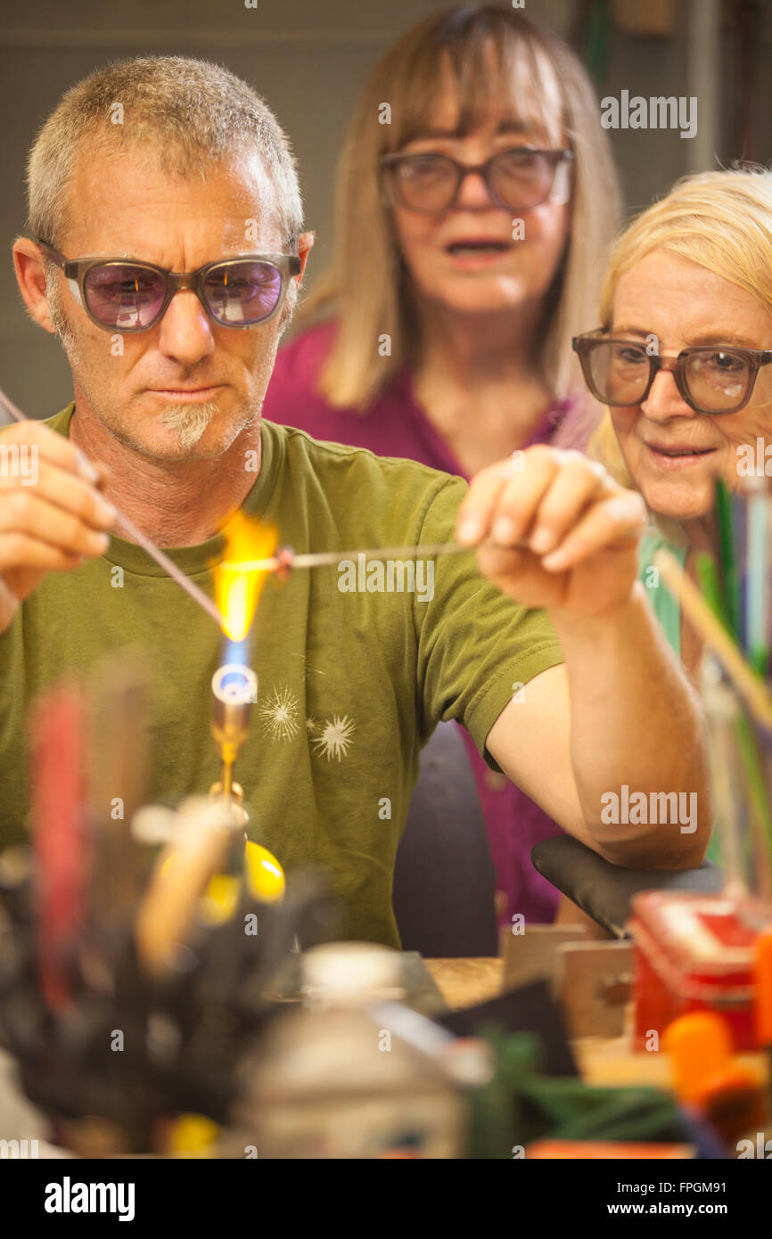 Glas Bead Künstler David Rosen arbeitet auf eine neue Perle, Santa Barbara City College Center für lebenslanges Lernen, Goleta, Kalifornien Stockfoto
