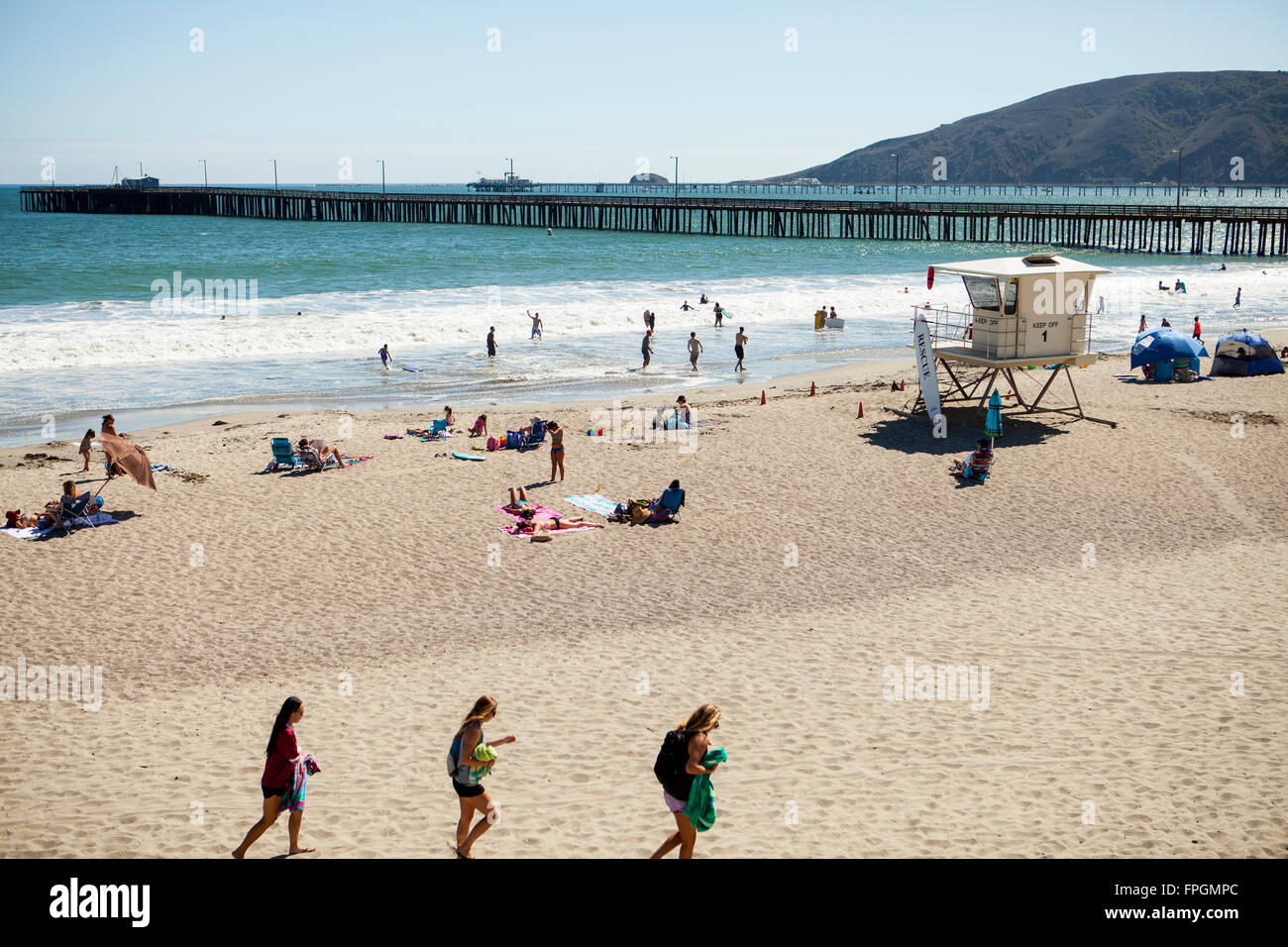 Touristen, die spielen in der Brandung, Avila Beach, Kalifornien Stockfoto