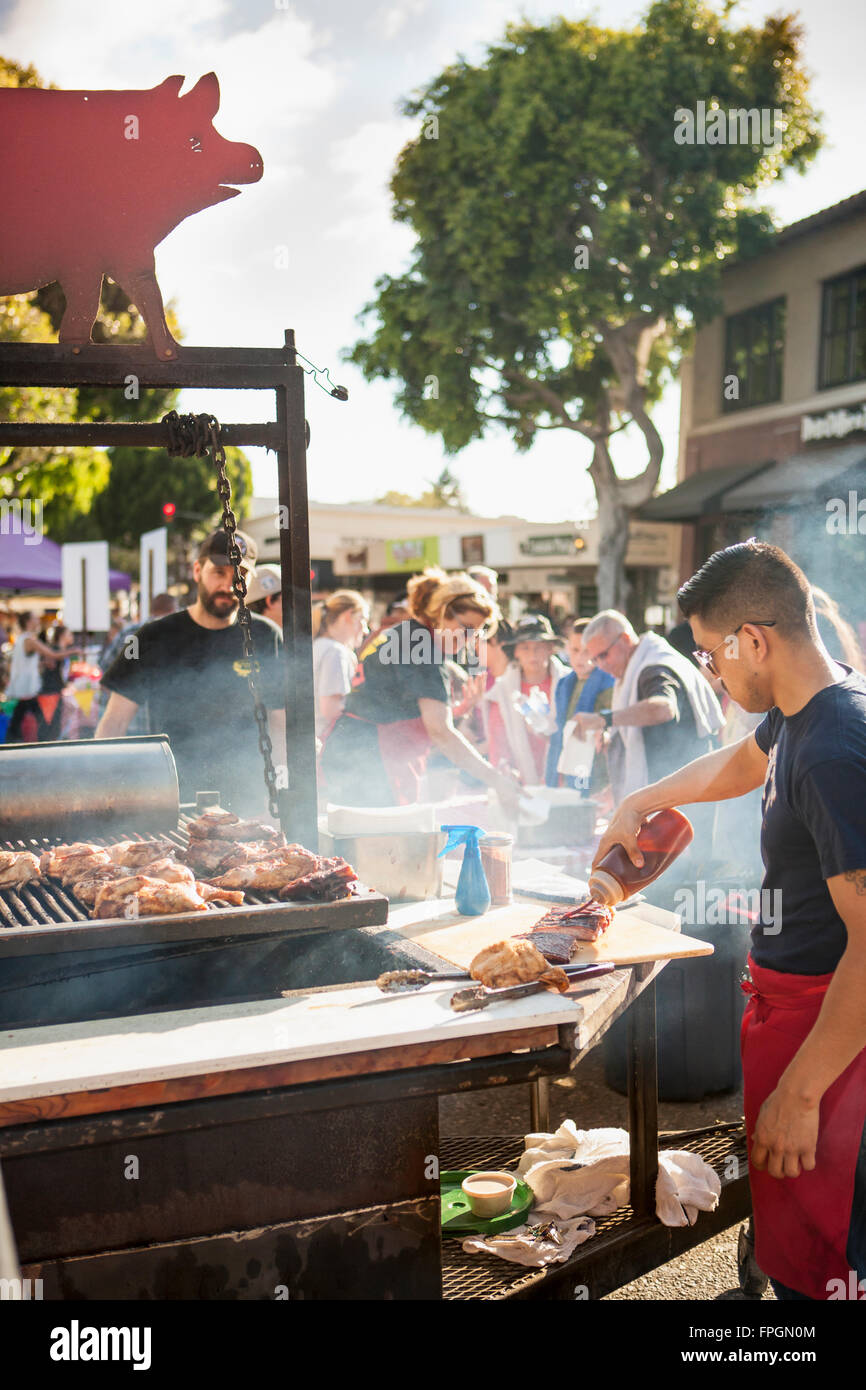 Mo es BBQ, die Innenstadt von Farmers Market, San Luis Obispo, Kalifornien Stockfoto