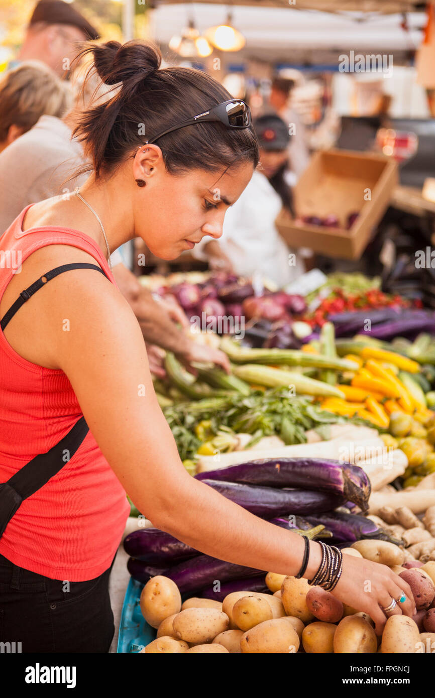 Kunde wählt frische Kartoffeln, Downtown Farmers Market, San Luis Obispo, Kalifornien Stockfoto