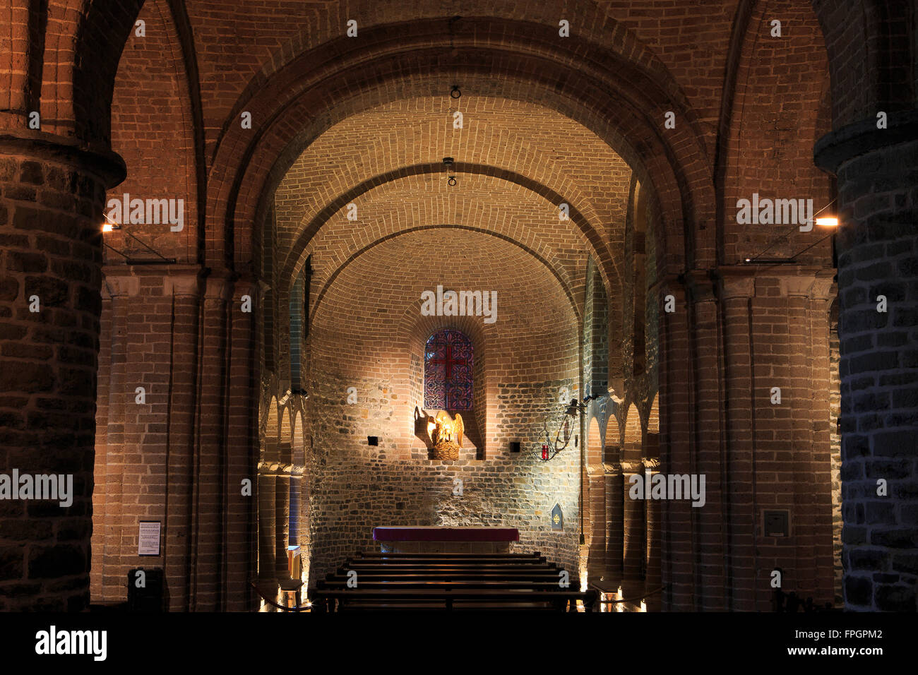 Das Mittelschiff der romanischen Kapelle des heiligen Basilius (1134-1149) im Inneren der Basilika des Heiligen Blutes in Brügge, Belgien Stockfoto