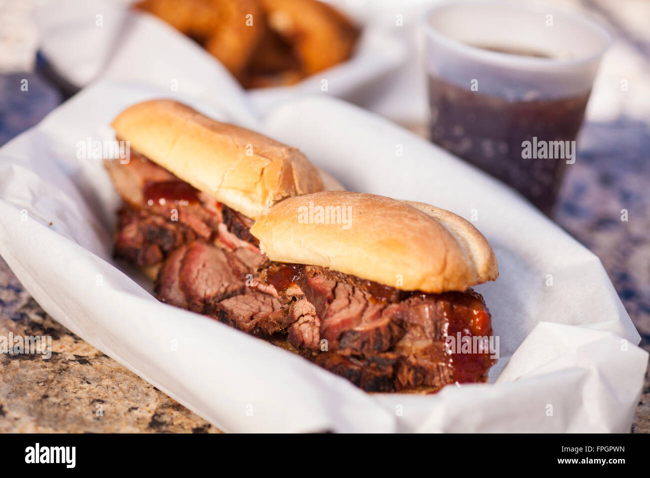 Tri-Tip Sandwich mit Zwiebelringen und ein Soda Firestone Grill, San Luis Obispo, Kalifornien Stockfoto