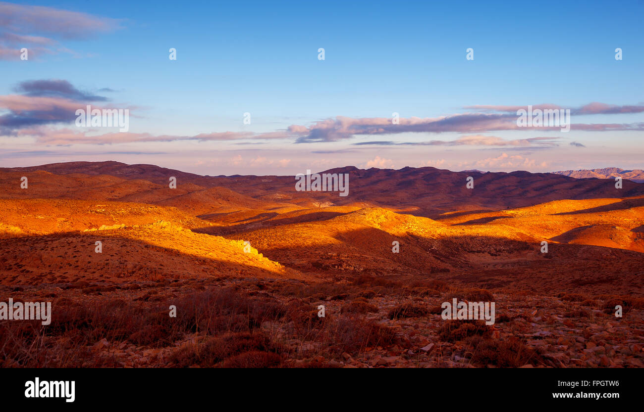 Schöne Berge Landschaft, goldene Trockenrasen auf den Hügeln, fantastische Sicht auf libanesische Landschaft im sonnigen Tag Stockfoto