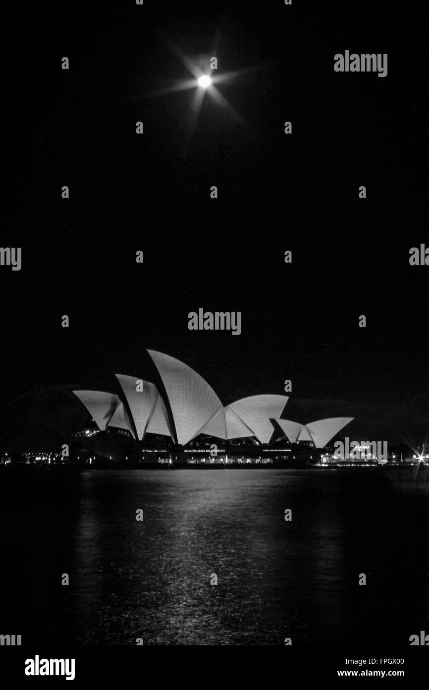 NightShot Syney Opern-und Vollmond mit Wasser vor Stockfoto