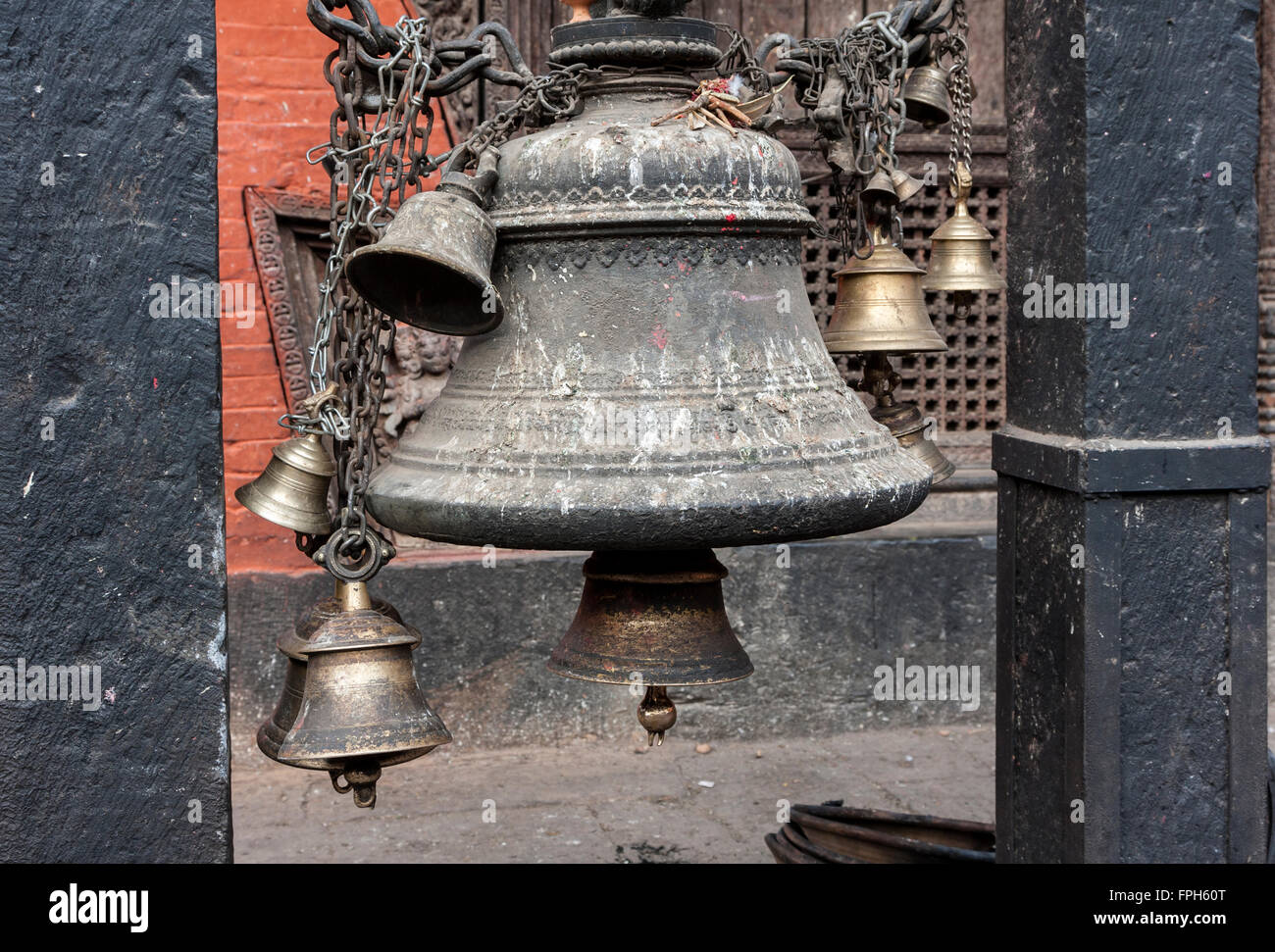 Nepal, Patan.  Tempelglocken, Kumbeshwar Tempel.  Im April 2015 beschädigt Erdbeben, aber nicht zerstört. Stockfoto