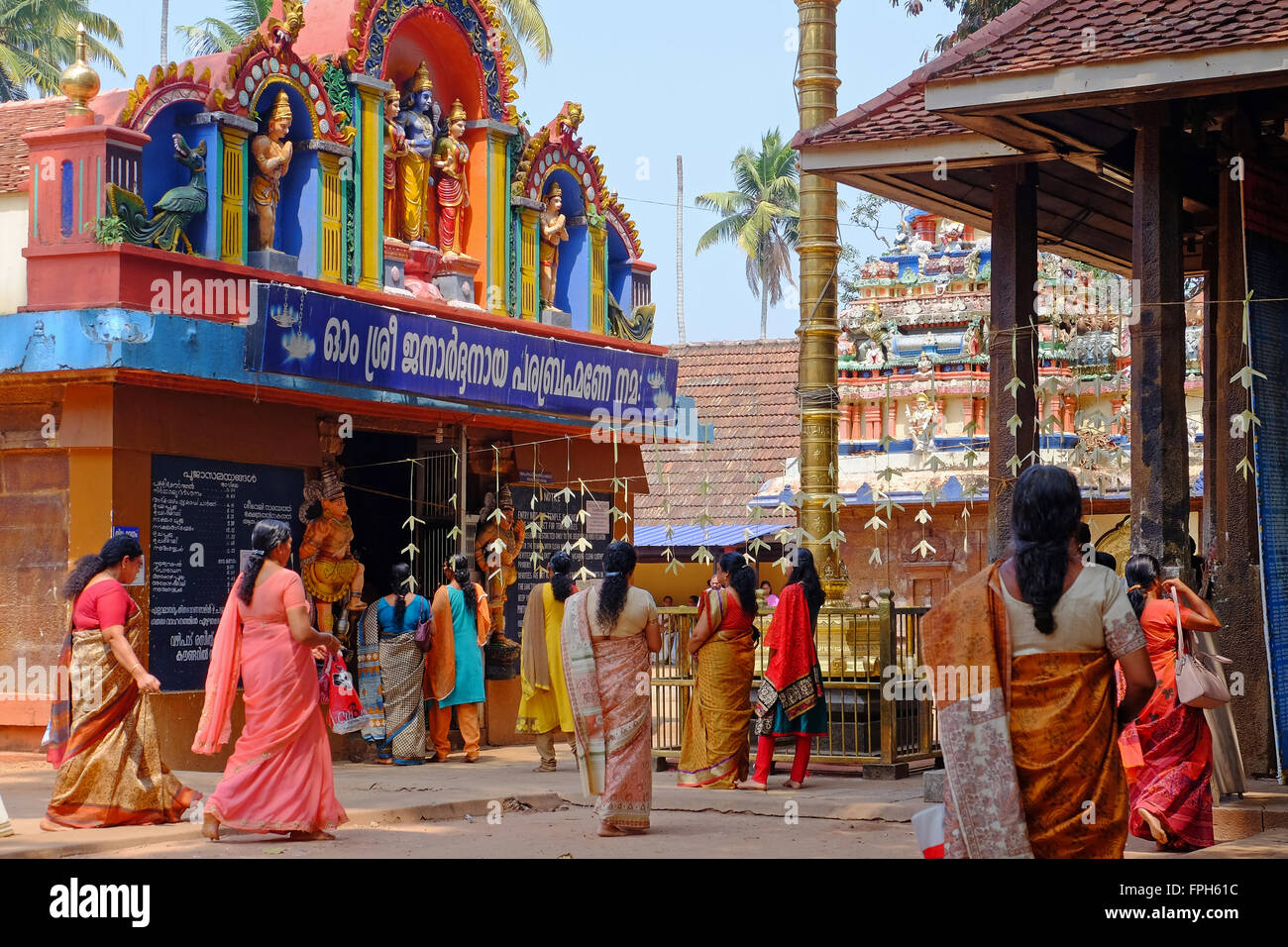 Weibliche verehrer am Hindu Tempel, Cochin, Kerala, Indien Stockfoto