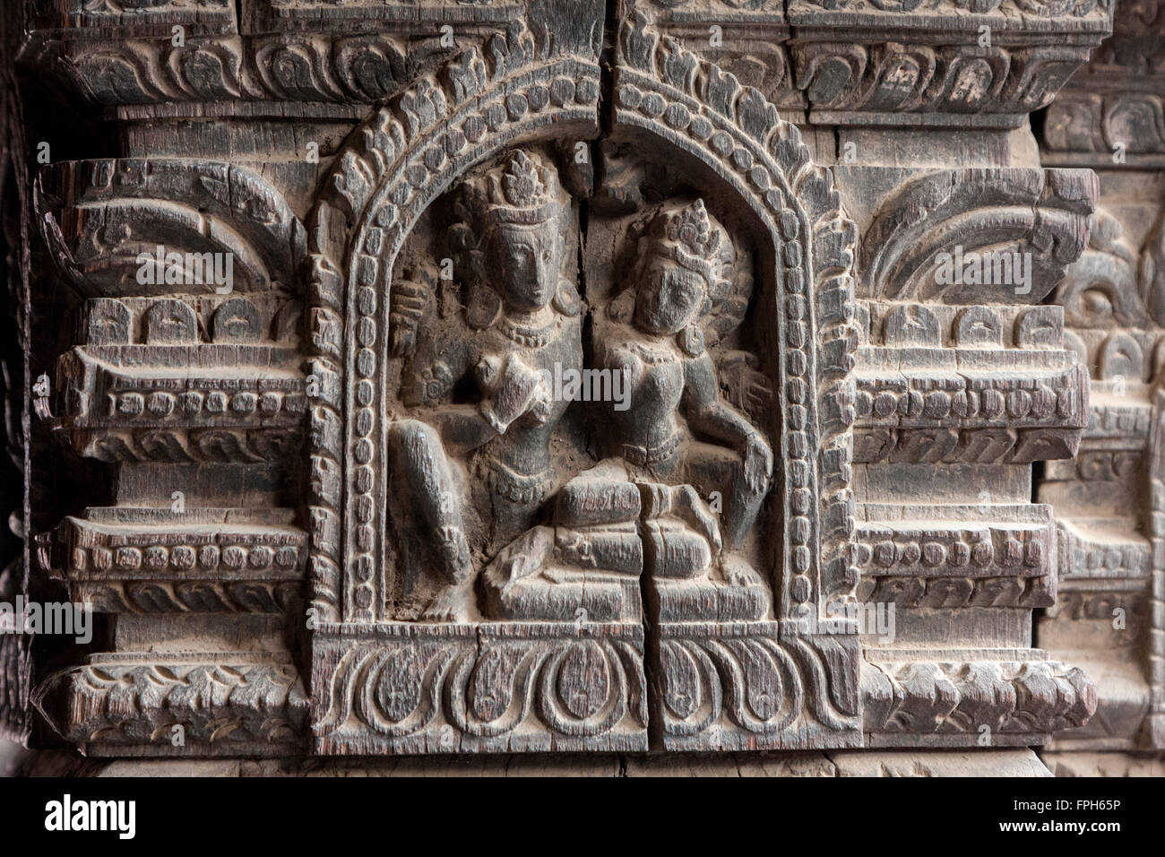 Nepal, Patan.  Hindu Tempel Spalte zeigt schnitzen Darstellung Shiva und Parvati. Stockfoto
