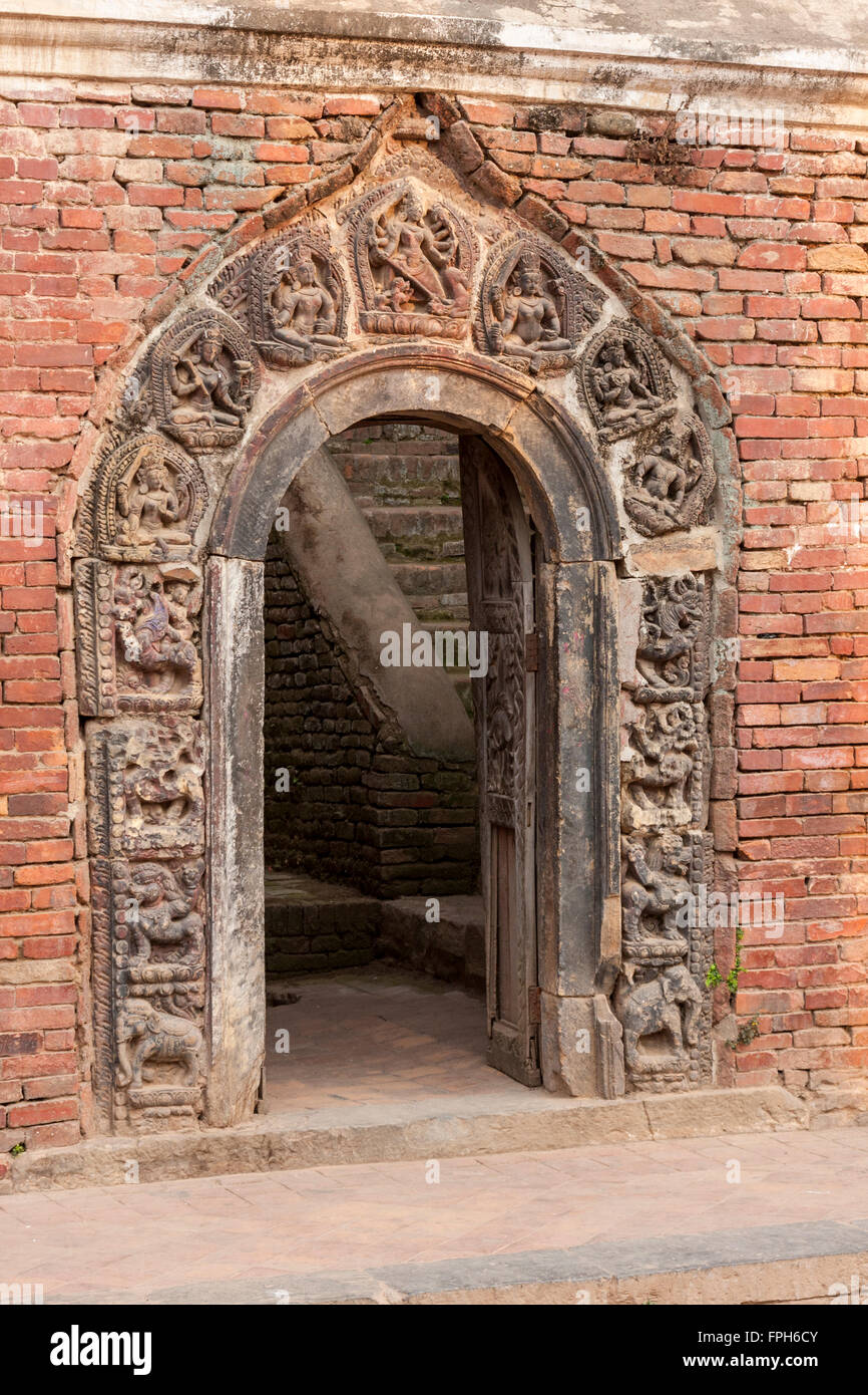 Nepal, Patan.  Durbar Square.  Tor zum Königspalast Compound, Hindu Schnitzereien für die Dekoration. Stockfoto