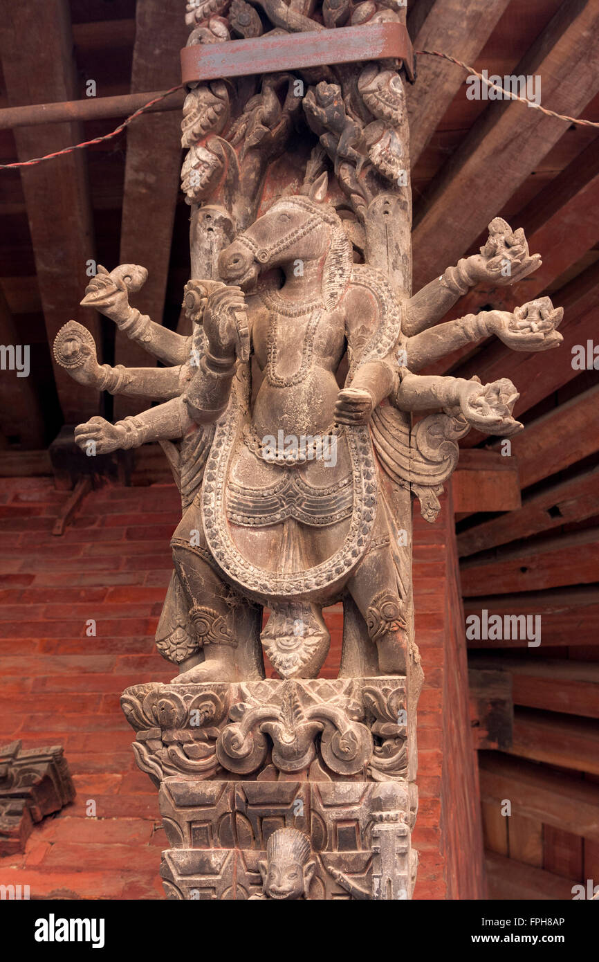 Nepal, Patan.  Geschnitzte Dachträger, Hindu-Gottheit. Stockfoto