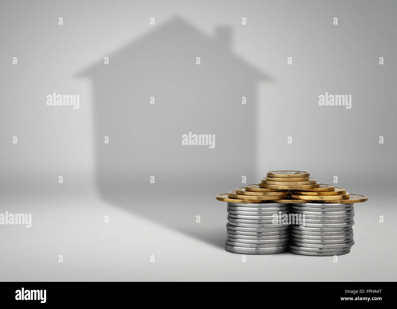 Immobilien-Darlehen-Konzept, Geld mit Haus Schatten Stockfoto