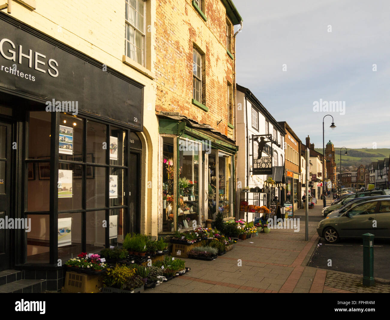 Breite Straße Newtown Powys Wales mit unabhängigen Geschäften Auswahl in dieser ländlichen walisischen Stadt mit einem reichen industriellen Erbe Stockfoto