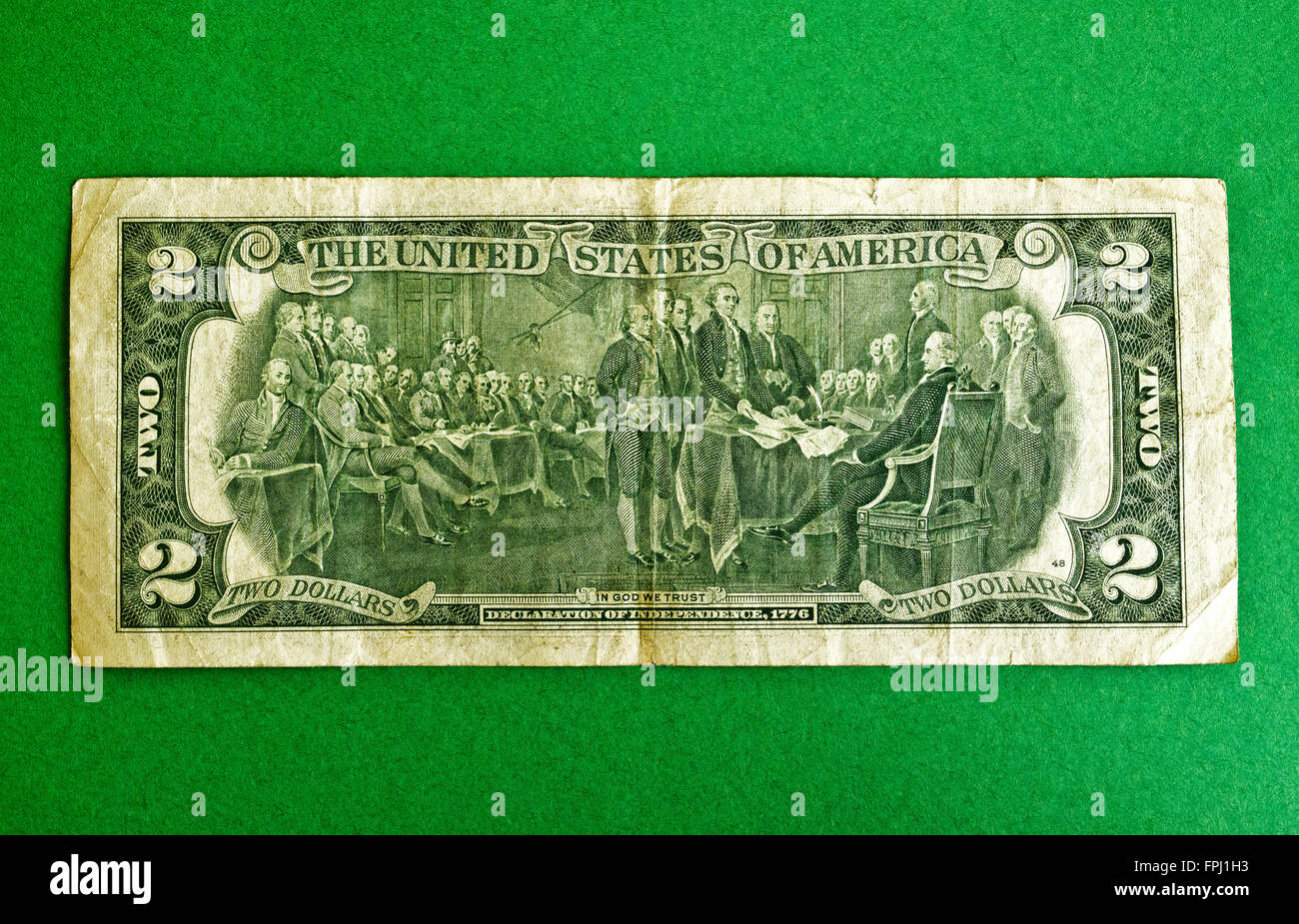 Die Rückseite dieses viel verwendete USA Zwei-Dollar-Note ist eine Gravur von "The Declaration of Independence", ein 1817 Gemälde des amerikanischen Künstlers John Trumbull. Es wurde ein neues Feature von $2 Rechnungen Ausgabe 1976 zu Ehren der Vereinigten Staaten Bicentennial. Die zwei-Dollar-Schein ist eine US-Banknote Bezeichnung nicht im allgemeinen Umlauf und manchmal in der Öffentlichkeit zu aufgegebenen oder sogar falschen gedacht. Erstausgabe im Jahre 1862, wurden $2 Rechnungen angehalten, in den 1960er Jahren wegen ihrer Unbeliebtheit und selten Gebrauch gemacht. Zwei US-Dollar-Geldschein kamen zurück als Federal Reserve Notes im Jahr 1976. Stockfoto