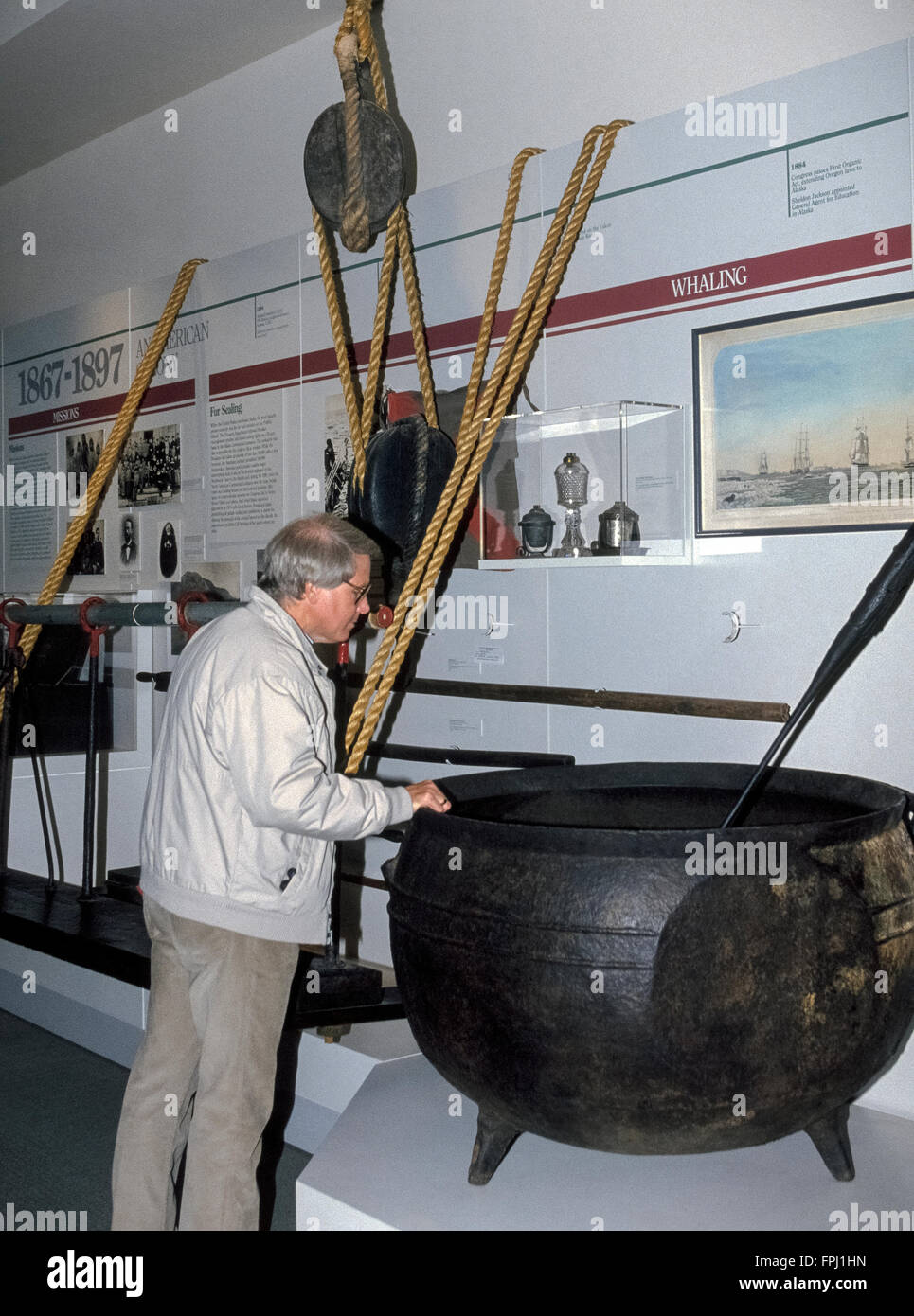 Eine riesige versuchen Eisentopf wo Walspeck für sein Öl an Bord Walfang-Schiffe gekocht wurde erscheint in der Walfang-Ausstellung im Musée Anchorage, welche Funktionen Alaskan Geschichte, Kunst und Wissenschaft in Anchorage, Alaska, USA. -Modell veröffentlicht. Stockfoto