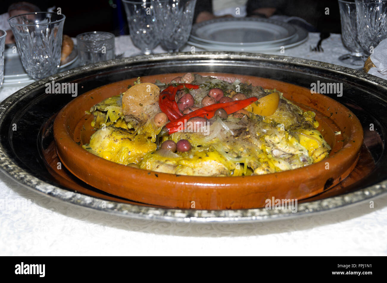 Marokkanisches Essen serviert traditionelle Darstellung der marokkanischen Kultur. Stockfoto