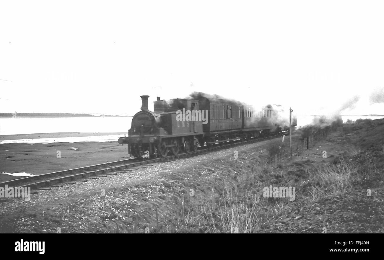 Highland Railway Strathpeffer Tank 0-4-4 t 1505(?) bringt einen Zug über The Mound in LMS-Tagen Stockfoto