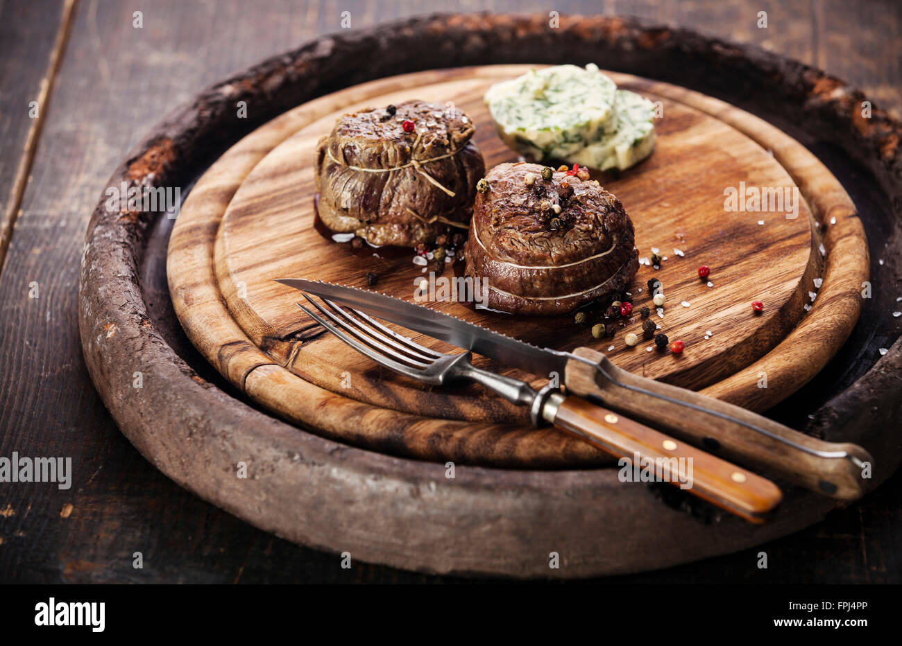 Gebratenes Steak Filet Mignon und Kräuterbutter auf Holzbrett Stockfoto