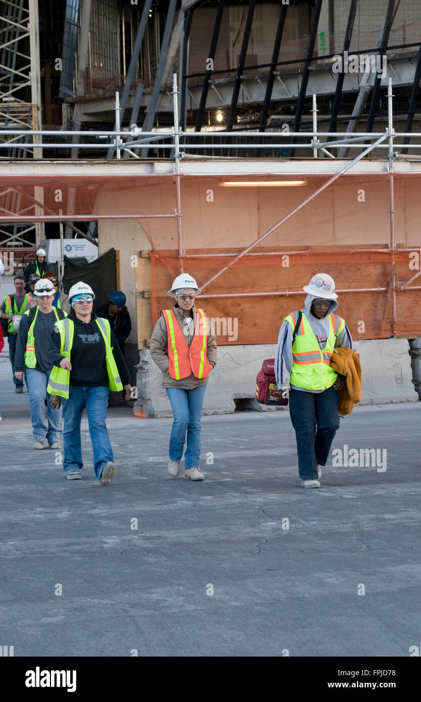 Las Vegas, Nevada. Eine Gruppe von Frauen-Bauarbeiter, die Beendigung der Tätigkeit nach der Arbeit. Stockfoto
