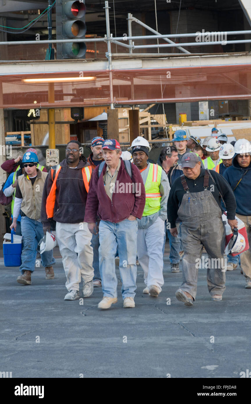 Las Vegas, Nevada. Eine Gruppe von Bauarbeitern, die Beendigung der Tätigkeit nach der Arbeit. Stockfoto