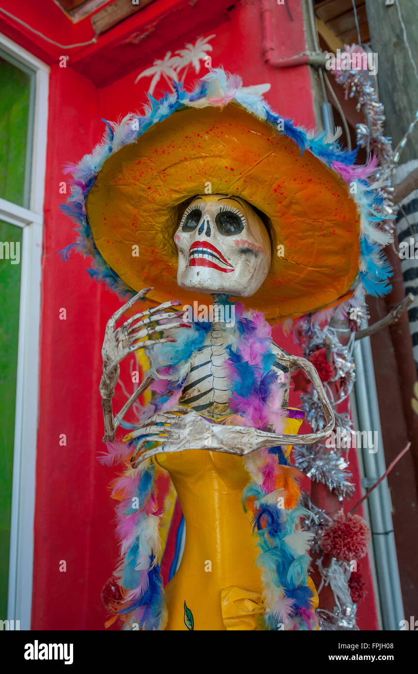 Sayulita, Riviera Nayarit, Mexiko Abbildung einen gefiederten, feminine La Catrina-Tag der Toten Skulptur oder Dia de Los Muertos. Stockfoto