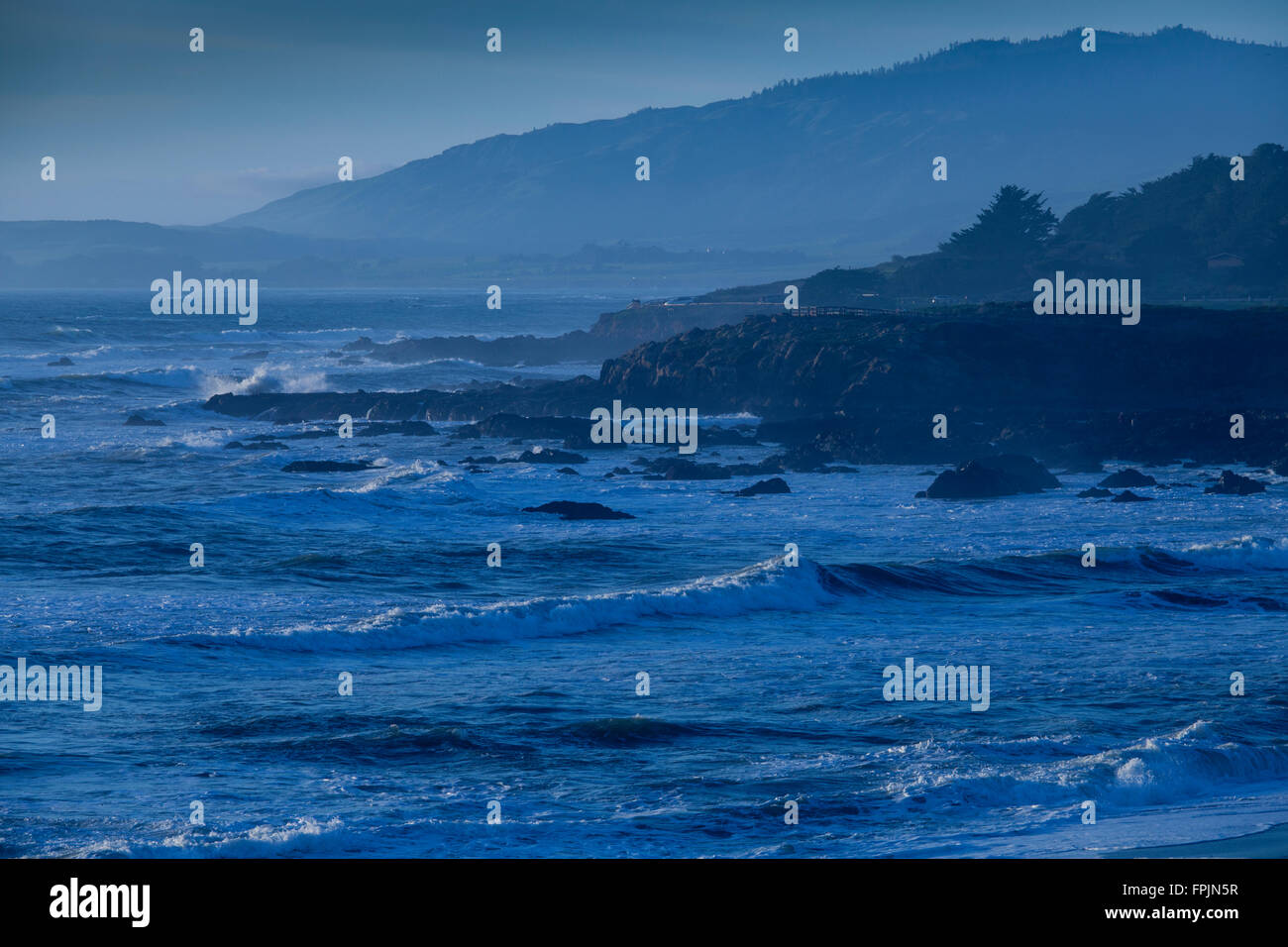 Surfen Sie am Moonstone Beach, Cambria, Kalifornien Stockfoto