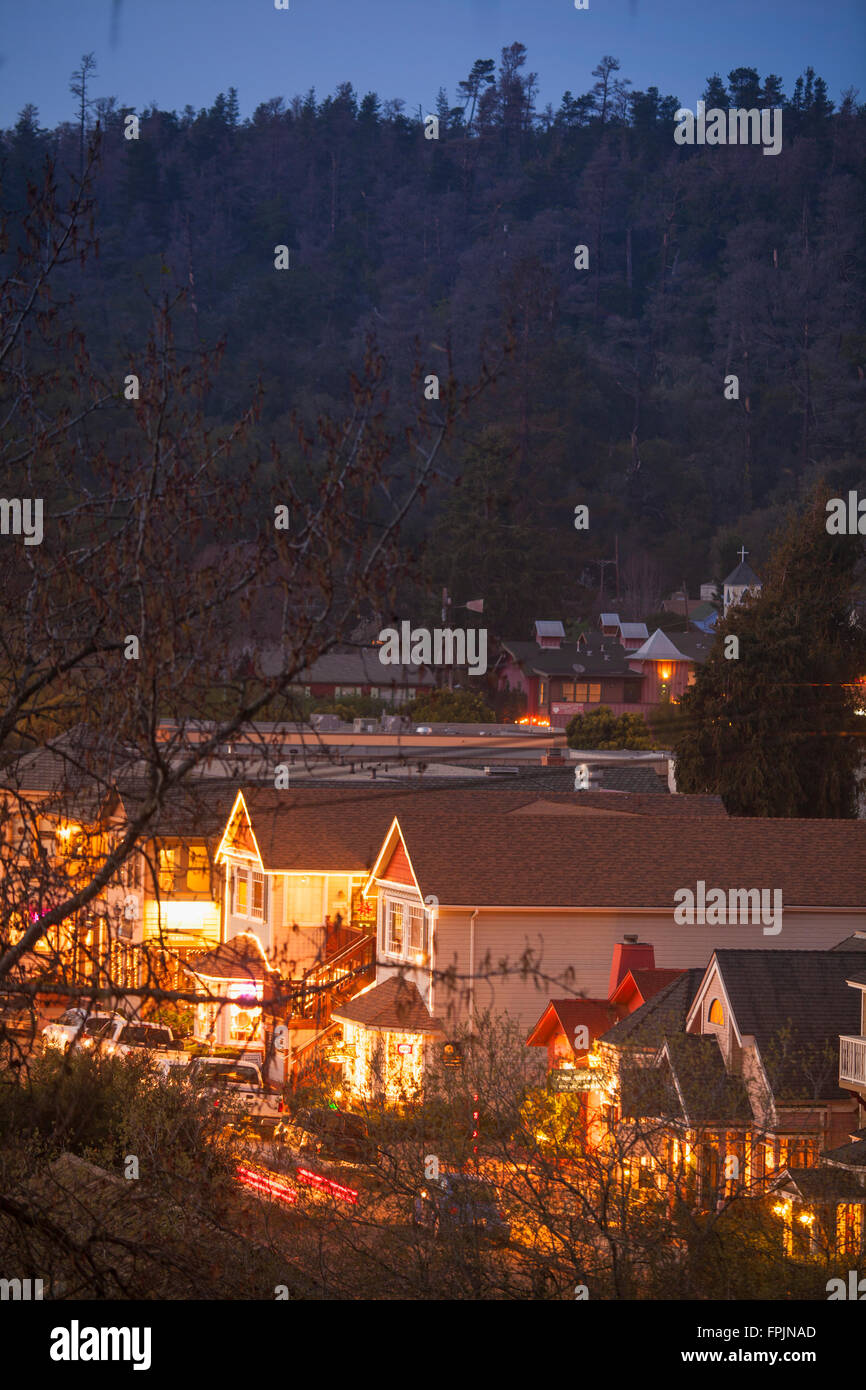 Geschäfte entlang der Burton Drive in der Abenddämmerung, Cambria, Kalifornien Stockfoto