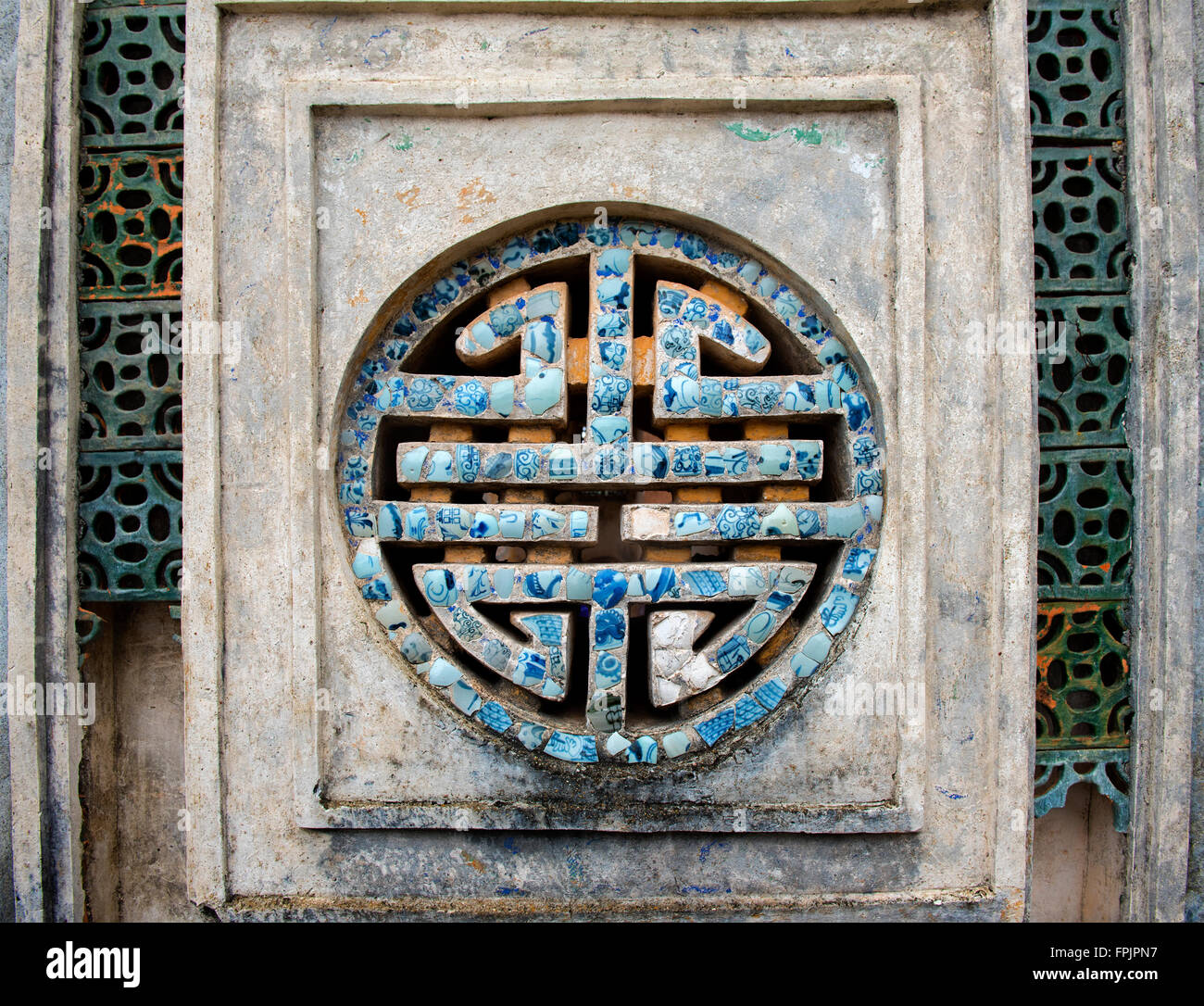 Detail des Tu Duc Mausoleums zeigt die chinesische vier Blessigs Glückssymbol in Keramikmosaik Stockfoto