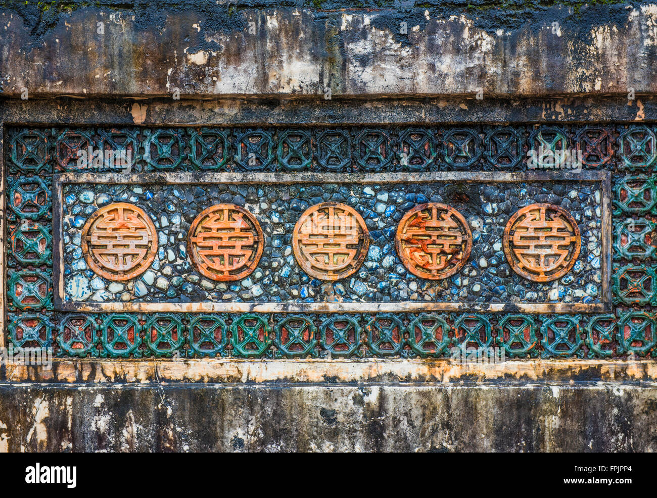 Detail der Fliesen mit grünen kupferfarben und keramische Mosaike am Mausoleum Kaiser Tu Duc.  Die zentrale Kreise sind das Kinn Stockfoto