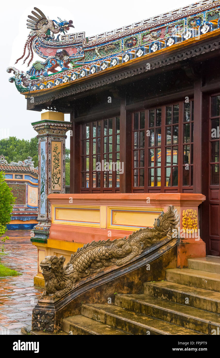 Hue, Verbotene Stadt, Detail einer Pagode mit Treppen und Drachen Stockfoto