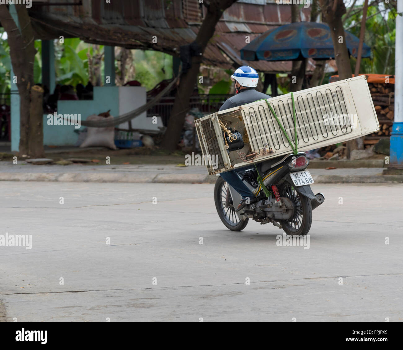Hoi An, Vietnam Motorräder sind das wichtigste Transportmittel im ganzen Land und kann tragen Kühlschränke Stockfoto