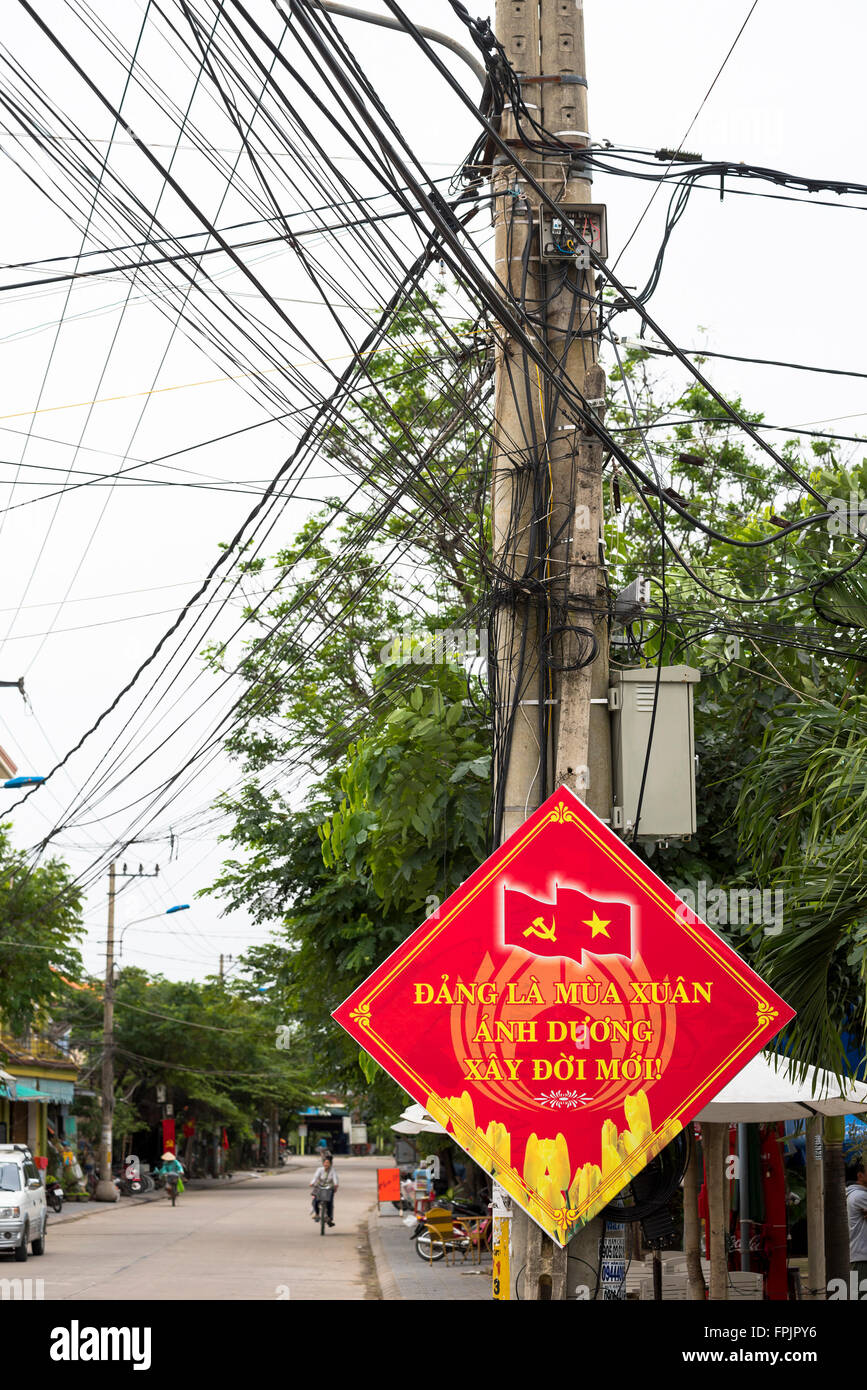 Hoi an, Vietnam, Zeichen feiert die kommunistischen Kongresses lautet "Es ist Frühling, [wir] Straßen zusammen bauen". Stockfoto