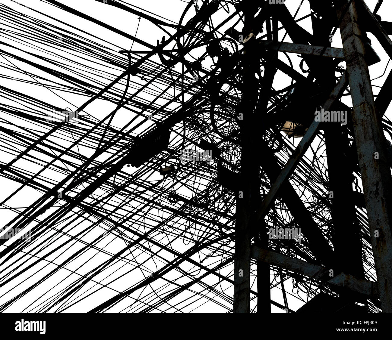 Erstaunliche Gewirr von einer Vielzahl von elektrischen und Telefonleitungen auf Beiträge in Hoi an, Vietnam Stockfoto