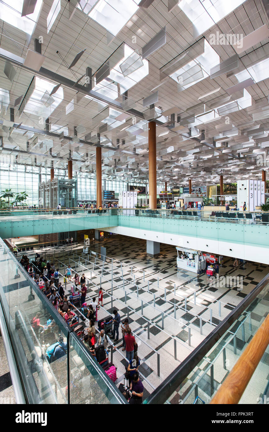 Vertikaler Blick auf die Inneneinrichtung des Flughafens Changi Terminal 3, Besucher können gleichzeitig die Abflug- und Ankunftshalle sehen. Singapur. Stockfoto