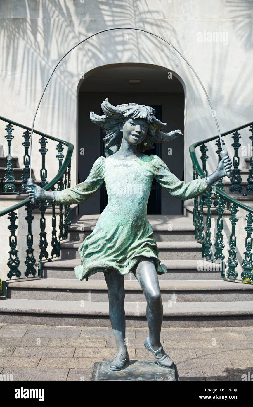 Funchal, Bronze Figur "überspringen Mädchen" in der tropische Garten Monte Stockfoto